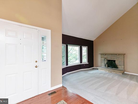 living room no furniture prior to new paint