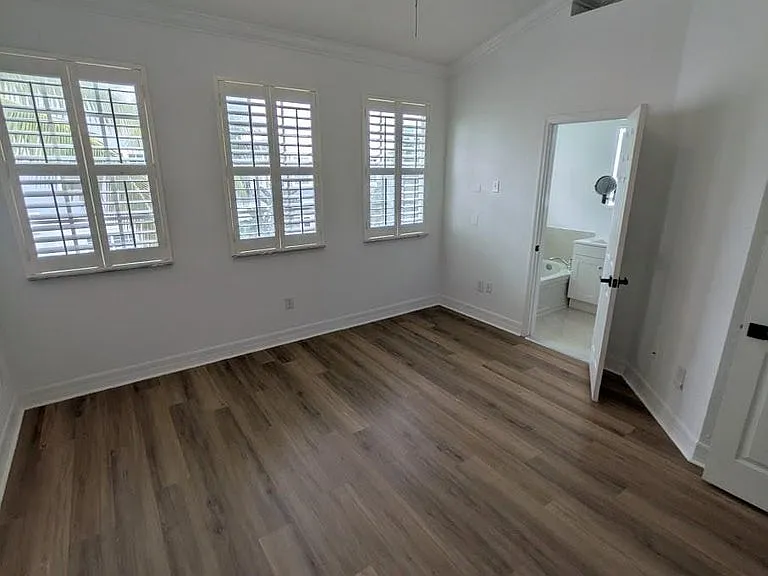 290 NE 5th Ave — Photo 15