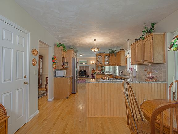 3rd image of 118 Woodridge Dr