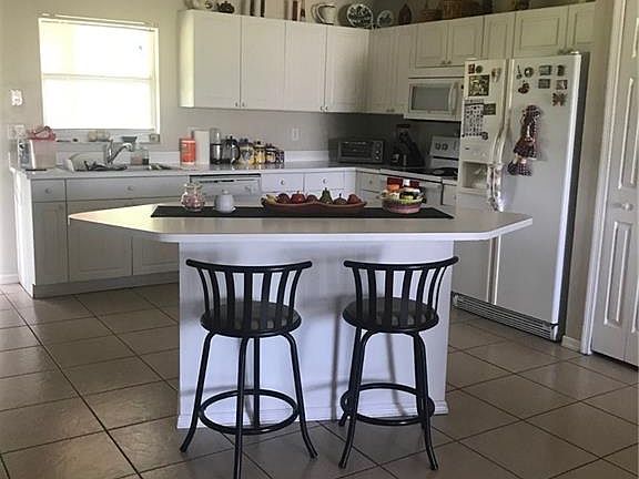 3rd image of 838 Woodridge Cir
