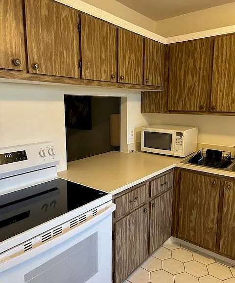 221 Lake Meryl Dr — Photo 4