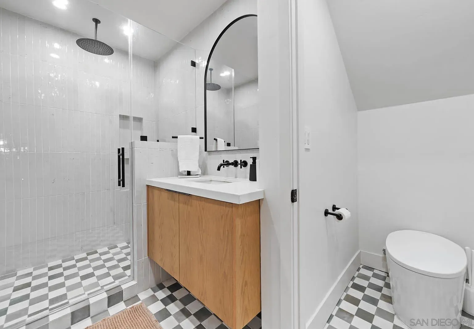 2 bed, 1.0 bath, 962 sqft, $7,950 — Photo 4