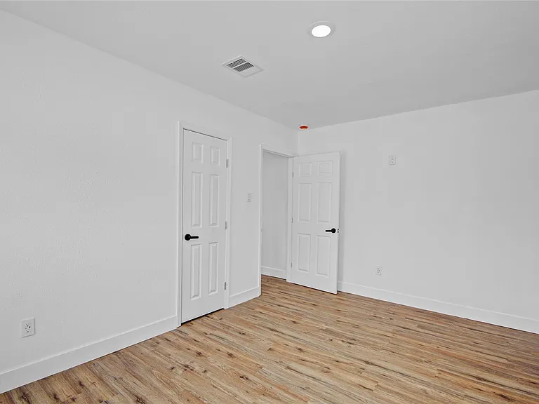 1203 W 6th St — Photo 32
