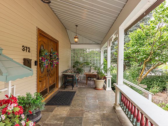 3rd image of 372 Lincoln Ave