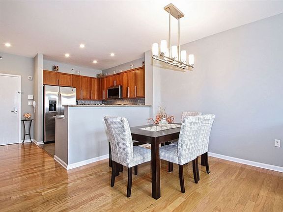 2nd image of 4 Constellation Pl APT 411