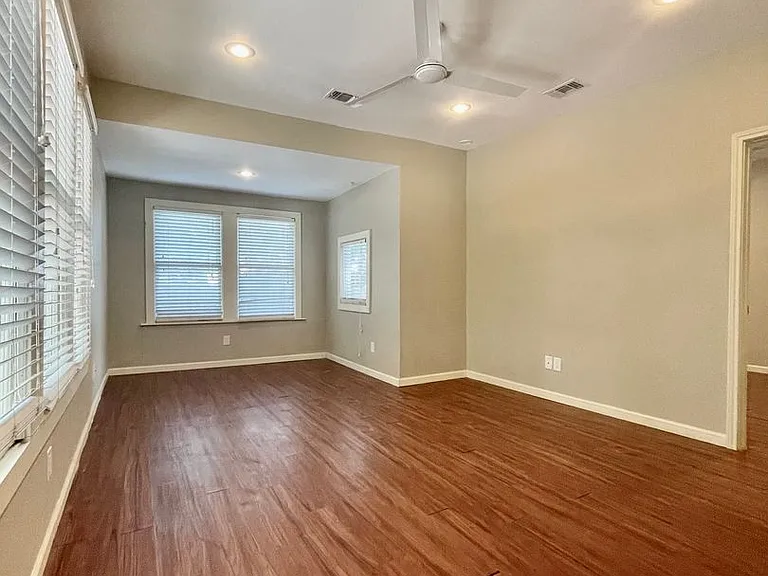 333 W Hutchison St — Photo 2
