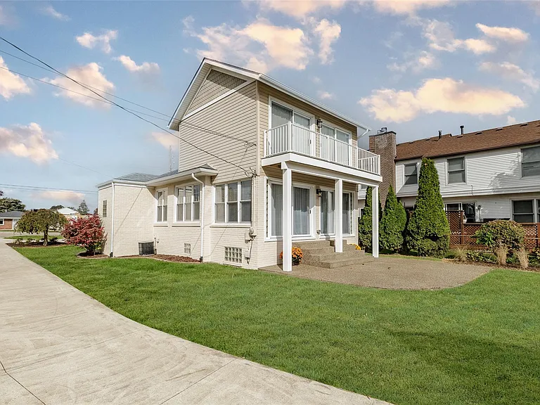 33316 Jefferson Ave — Photo 46
