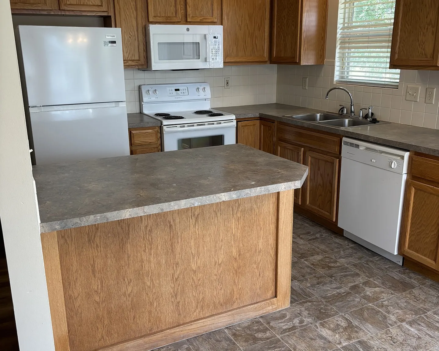 3 bed, 1900 sqft, $1,475 — Photo 3