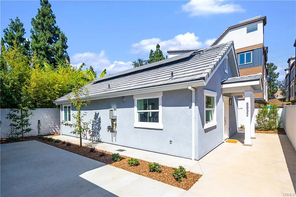 2 bed, 800 sqft, $3,000 — Photo 1