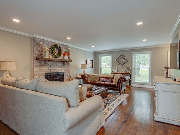 4th image of 186 Berrywood Dr