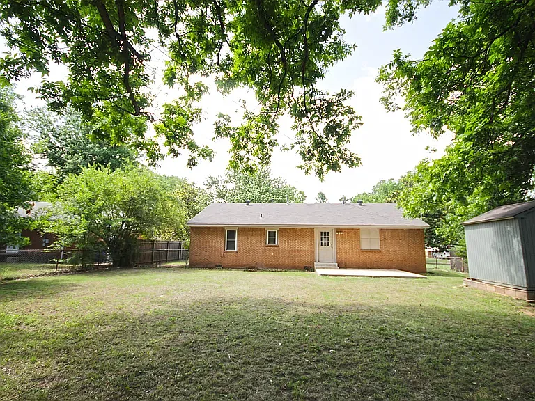 1205 W Brooks St — Photo 23