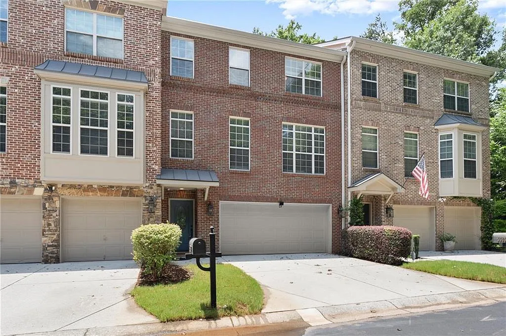 4 bed, 4.5 bath, 3200 sqft, $4,799 — Photo 2