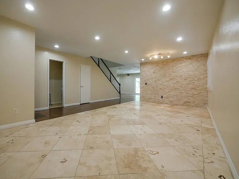 3476 Hawthorne Dr — Photo 5