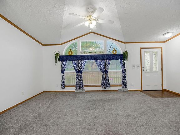 4th image of 803 NE Pine Ct