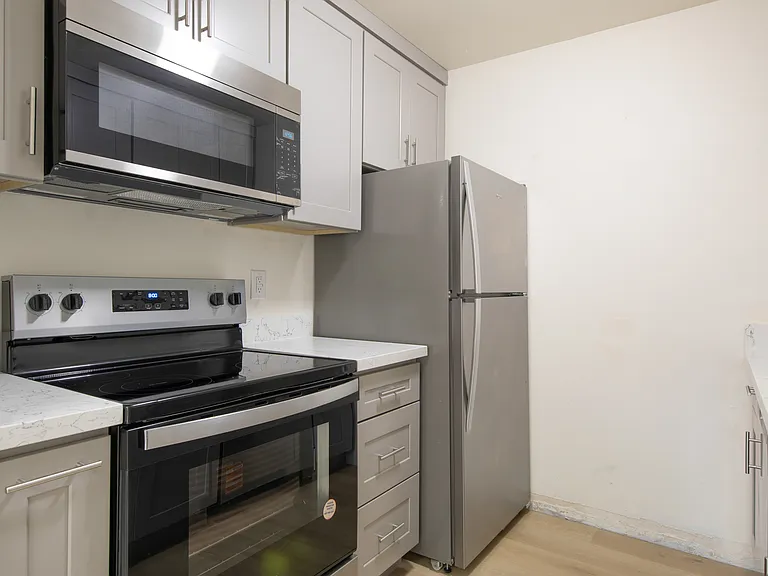 301 S 82nd St #5 — Photo 2