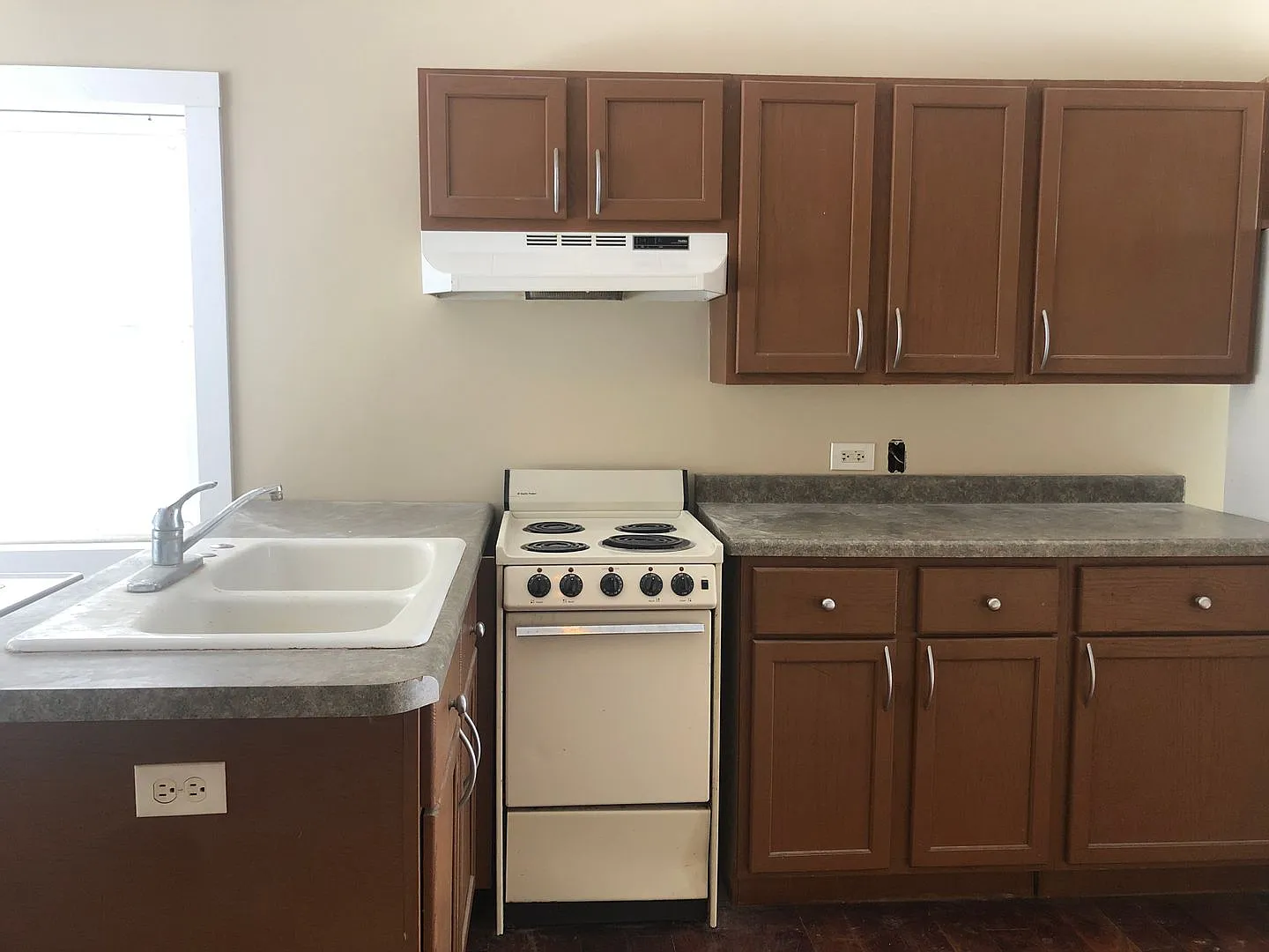 Cute 2 Bedroom in Wonder Lake! Large Fenced Yard! — Photo 3