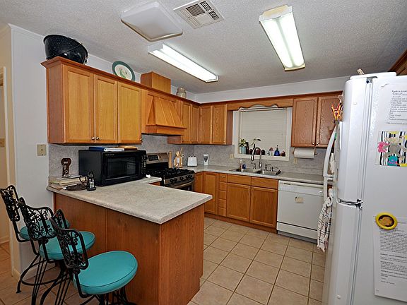 3rd image of 2910 Mary Ann Dr