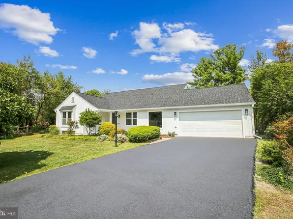 13910 Deviar Dr, Centreville, VA 20120