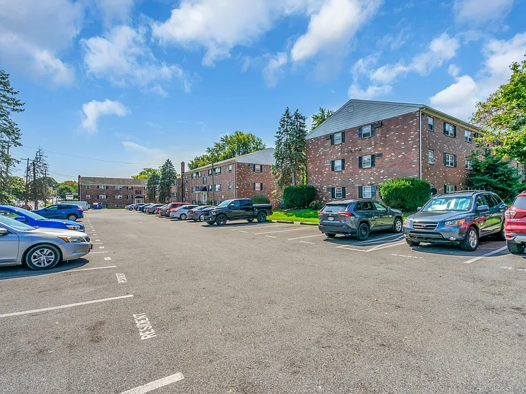 Lancaster Court Apartments — Photo 36