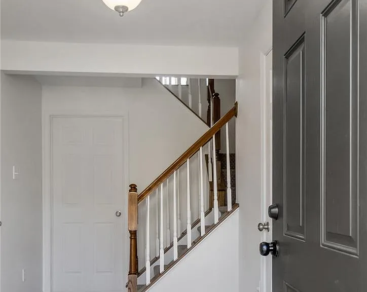 1096 Sparrow Way — Photo 2