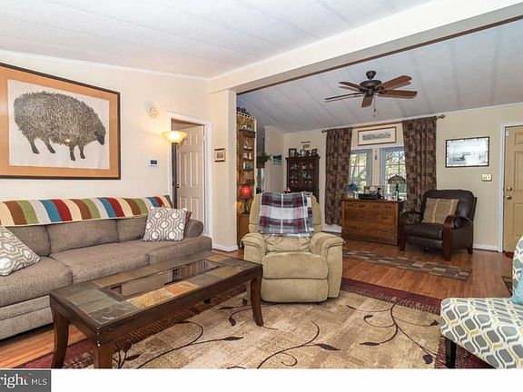 4th image of 10 Chestnut Ct W