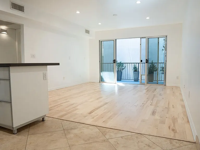 1148 N Clark St #3 — Photo 9