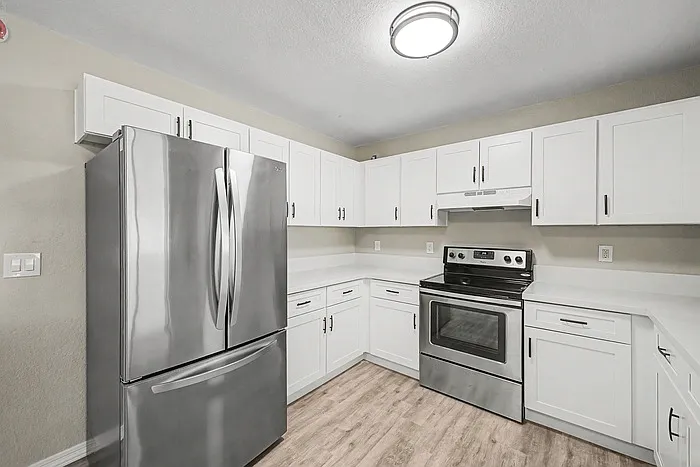 8819 W Avalon Dr — Photo 4