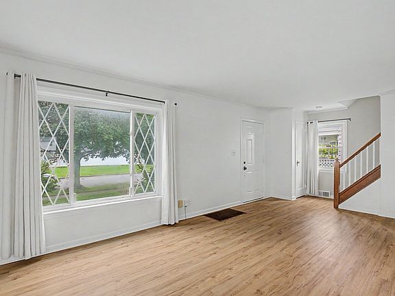 5th image of 329 Pierce Ave