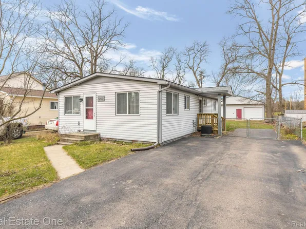 542 Snyder Rd, Highland, MI 48357