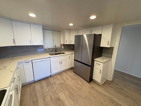 3rd image of 6960 Hyde Park Dr Unit 16