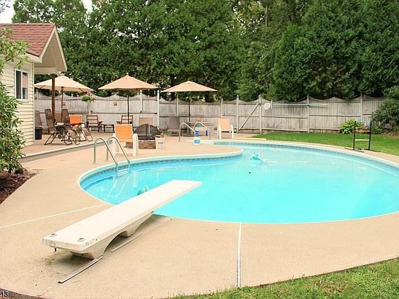 4th image of 35 Hillsdale Dr