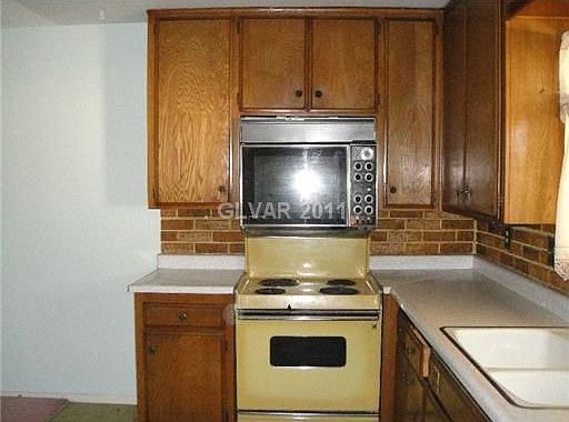 3rd image of 119 Greenbriar Townhouse Way