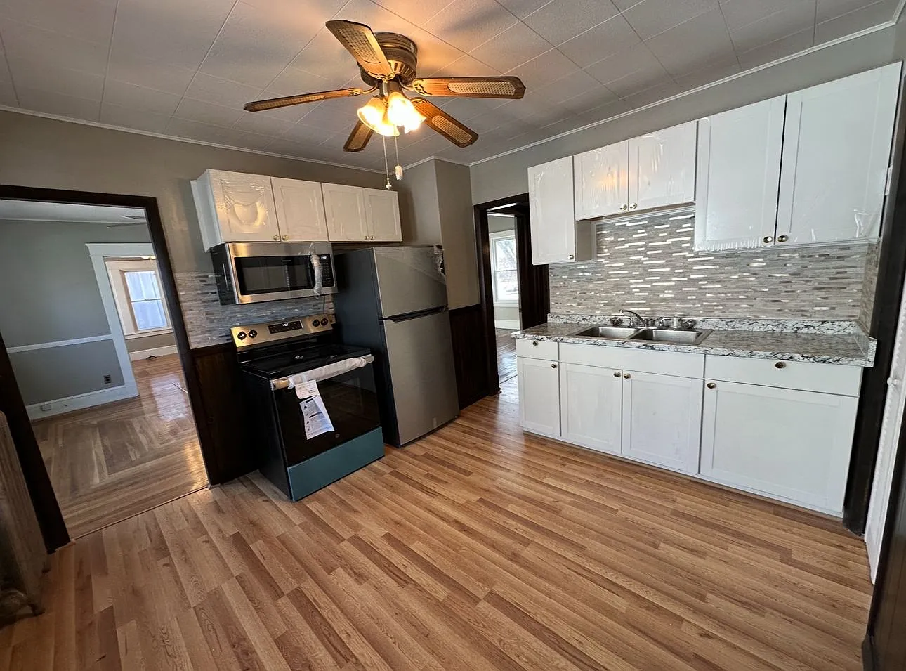 3 bed, 1.0 bath, 1120 sqft, $2,100 — Photo 3