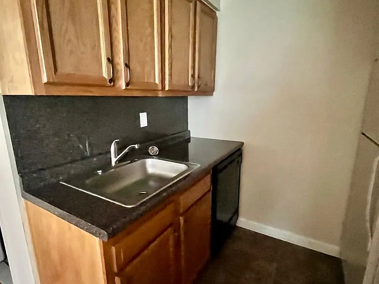 Oak Tree Apartments — Photo 9
