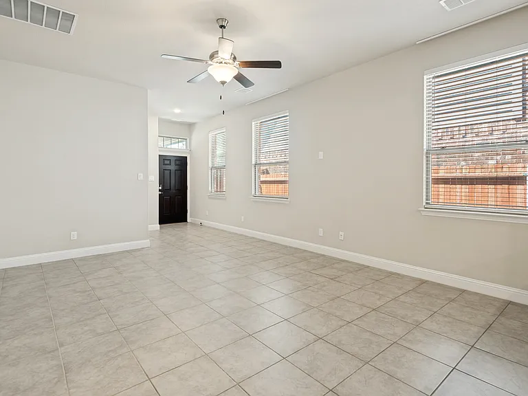 3909 Chesapeake Ln — Photo 5