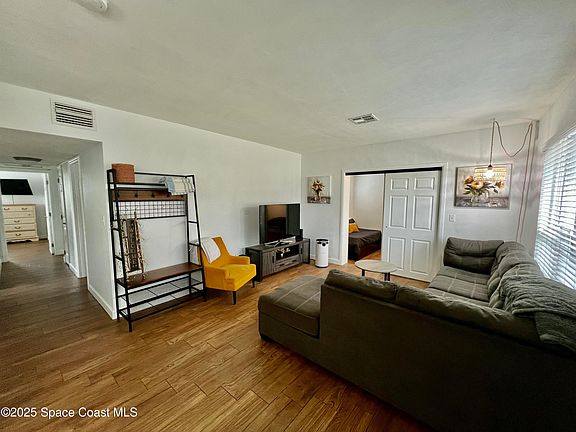5th image of 831 Glenmore Cir