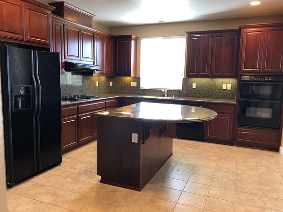 2nd image of 220 Gamay Pl