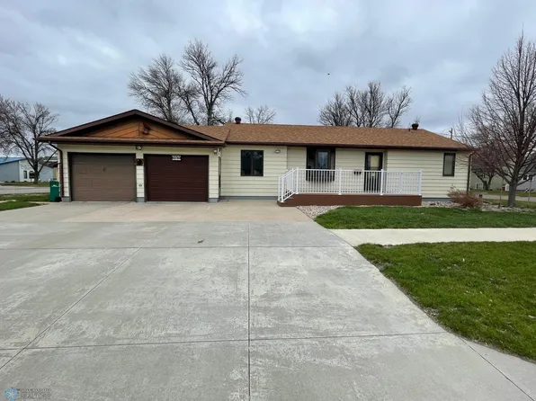 1030 3rd Ave N, Wahpeton, ND 58075