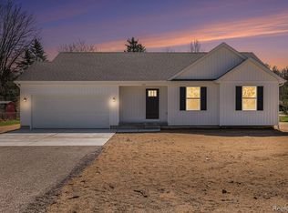 172 Maverick Ln, Lapeer, MI 48446