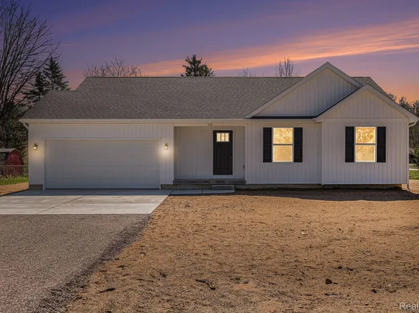 172 Maverick Ln, Lapeer, MI 48446