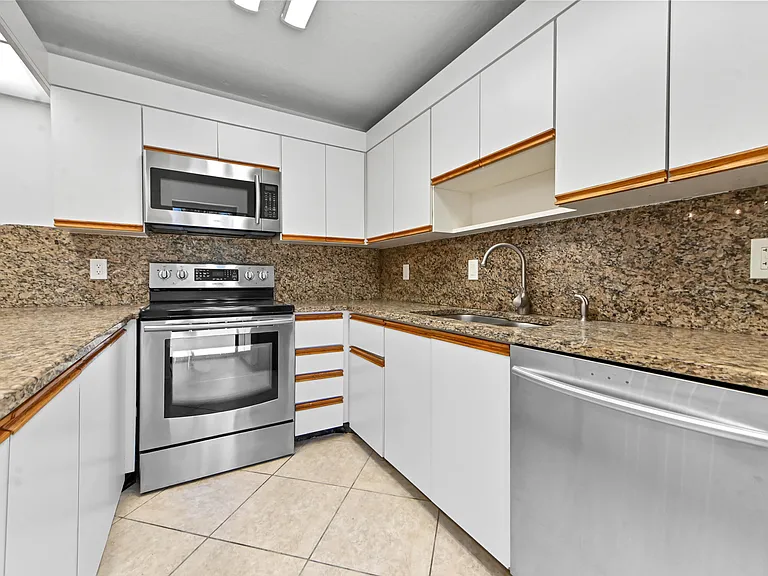 825 Center St #12A — Photo 9