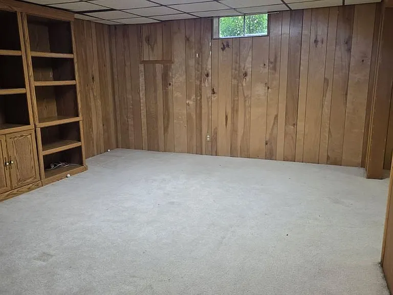 812 Leeds Ln — Photo 34