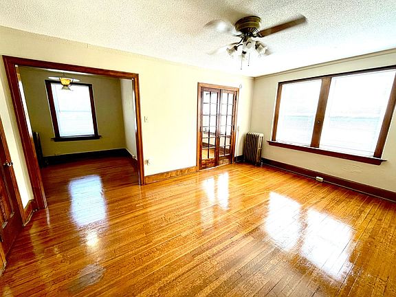 4th image of 527 40th St Unit 8