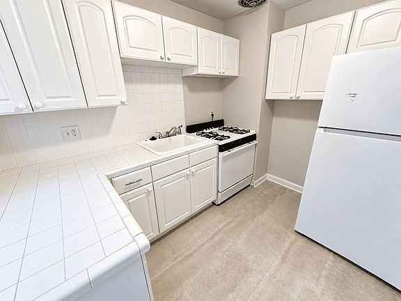 4th image of 1001 Raider St