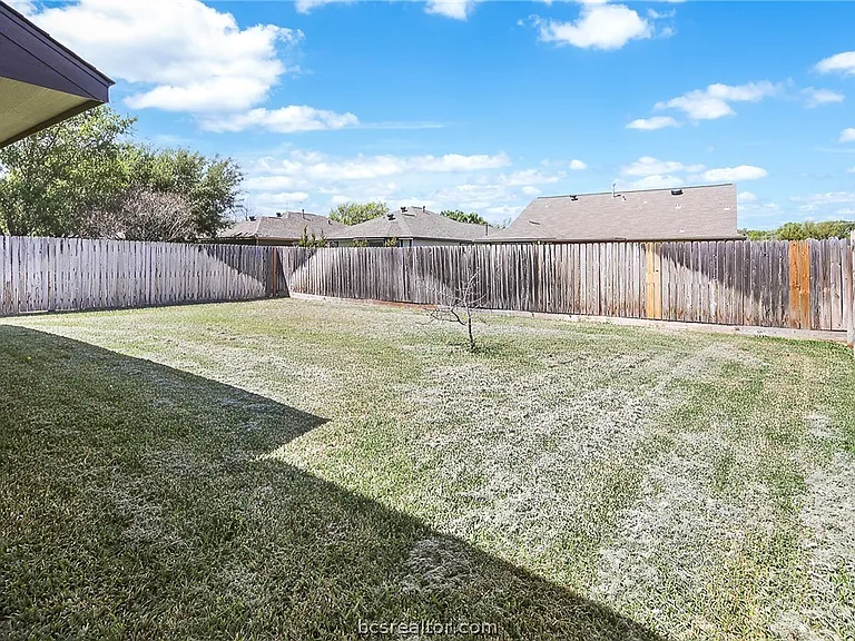 916 Crested Point Dr — Photo 23