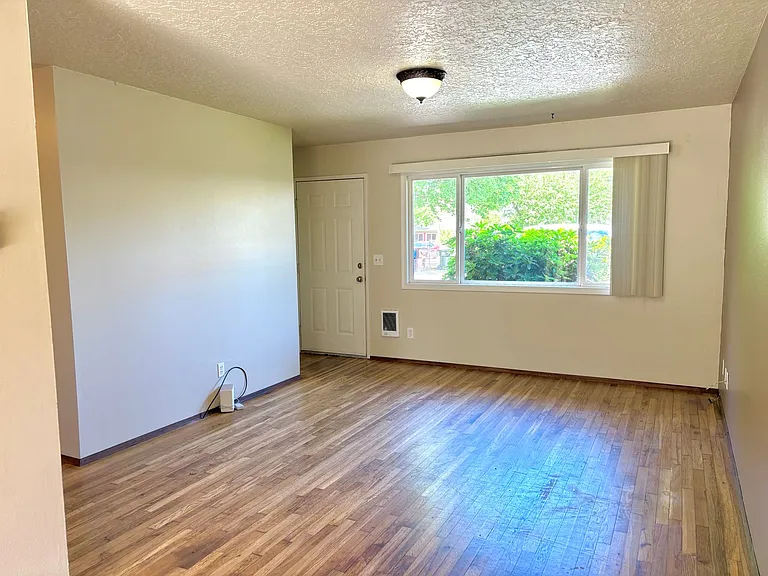 300 Lincoln St — Photo 5