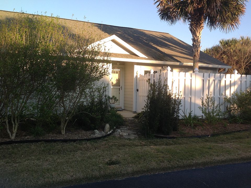 Privacy surrounds entrance 