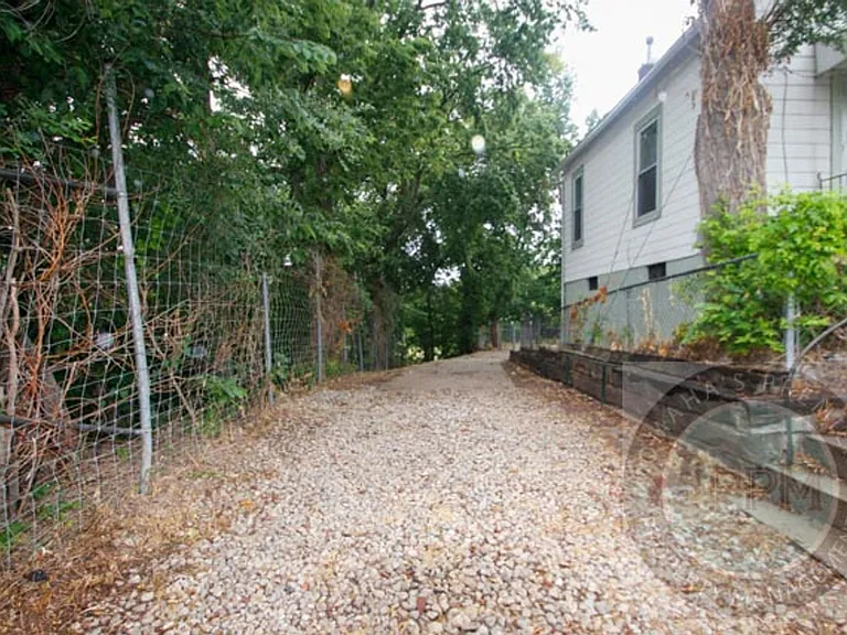 2010 S 4th St — Photo 11