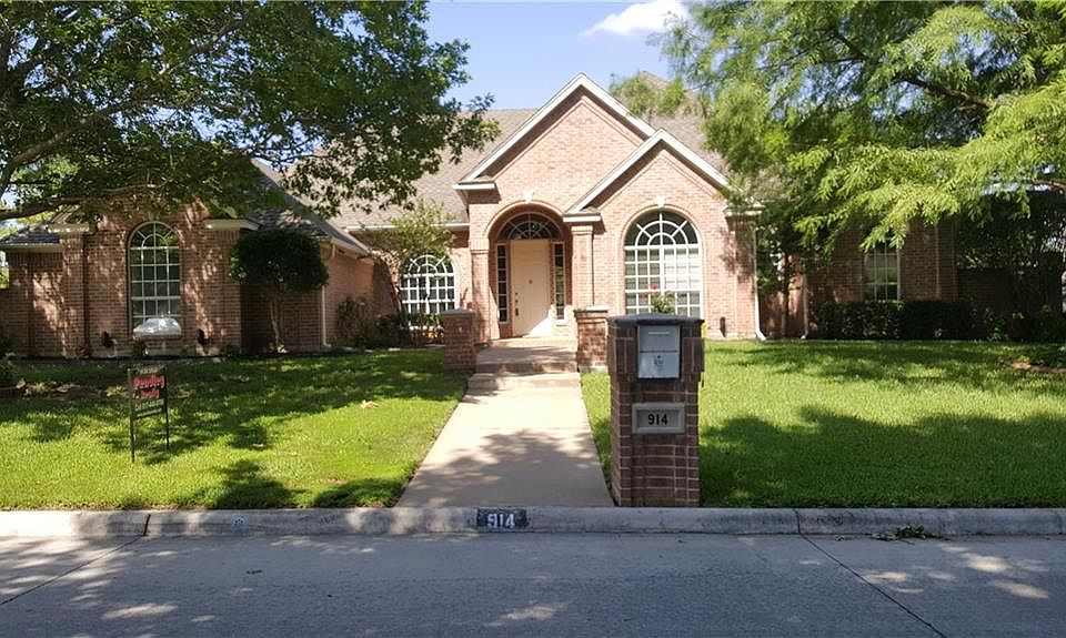 1st image of 914 Hilton Dr