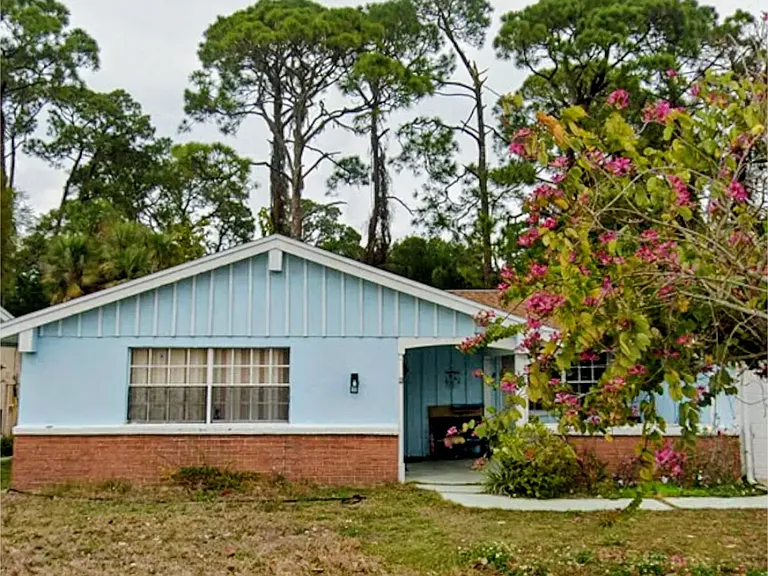 3941 Stratfield Dr — Photo 2
